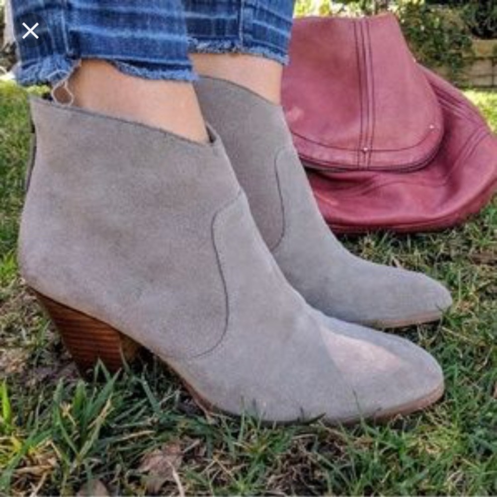TESORI Raven Suede Ankle Booties Size 6